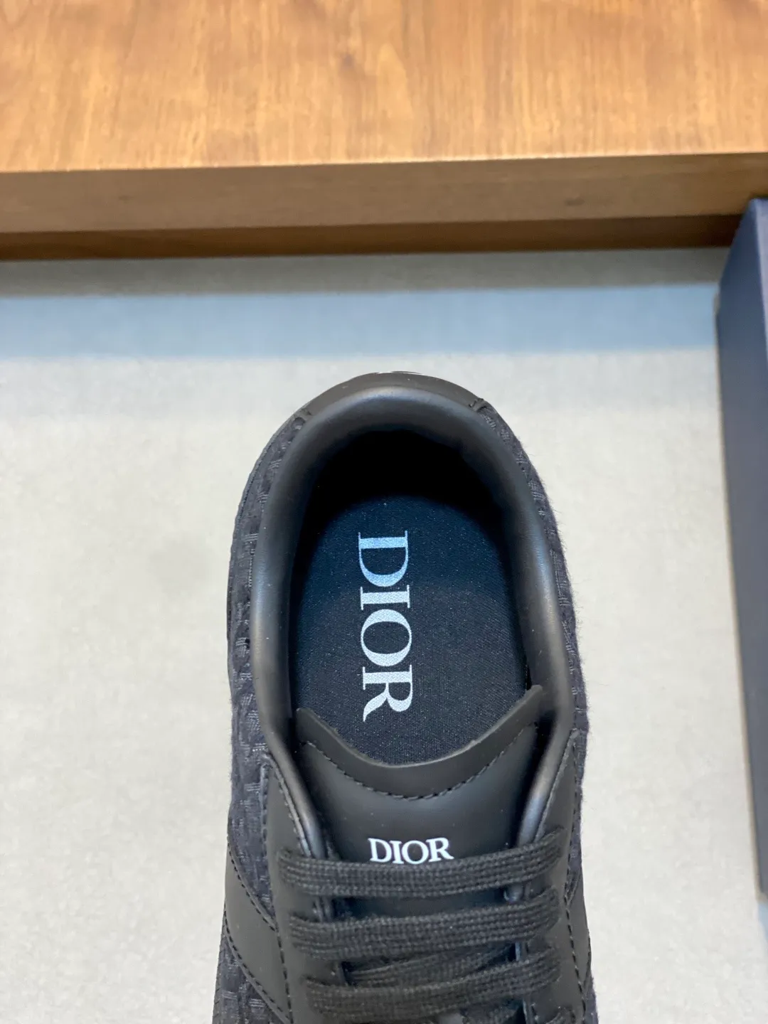 Factory price: 420💰The top version of Dior 25ss new product B01 moral training shoes. The toe size design of the couple's style is a bit wider. The upper foot comfort is perfect. The thread is beautiful. Perfectly suitable for trousers. Decorated with various classic details. It is the ideal choice for daily styling. It can be matched with various casual items to create exquisite shapes. Fabric first layer cowhide/lining sheepskin T men's shoes💰U original outsole Code number: 38-44, customized 45